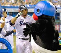 　２打席連続本塁打を放ち、つば九郎と抱き合うヤクルト　ウラディミール・バレンティン（左）＝２０１６年５月