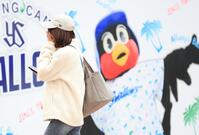 　つば九郎神社に参拝後、涙を拭うファン（撮影・吉澤敬太）