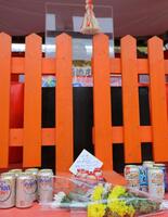 　つば九郎神社にはファンからの花や手紙、ビール、ヤクルトが並んだ（撮影・吉澤敬太）