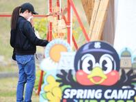 　タオルで顔を覆いながらつば九郎神社の絵馬を見つめるファン（撮影・吉澤敬太）