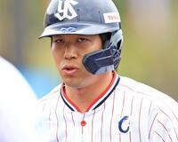 　３回、つば九郎のキャンプテンマークを胸に右前打を放った山田（撮影・吉澤敬太）