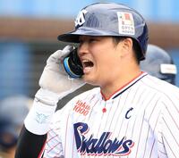 　２回、二塁打を放った村上は、ベンチに戻る際に声を出し気合いを入れる（撮影・吉澤敬太）