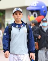 　つば九郎のバルーンの前を歩く小川（撮影・吉澤敬太）