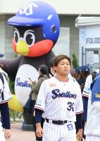 　つば九郎のバルーンの前を歩く田口（撮影・吉澤敬太）