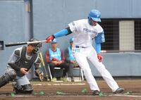 １回、柴田は空振り三振に倒れる（撮影・佐藤厚）