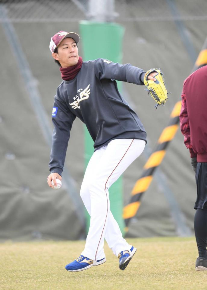 　助走をつけて遠投をする岸（撮影・佐々木彰尚）