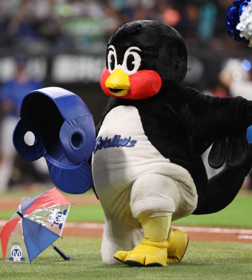 　くるりんぱに挑戦するつば九郎＝２４年７月