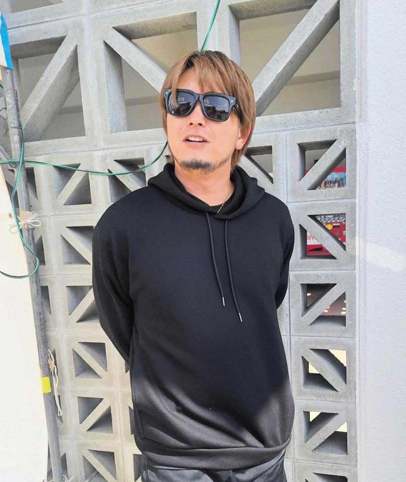 　取材に応じる三嶋