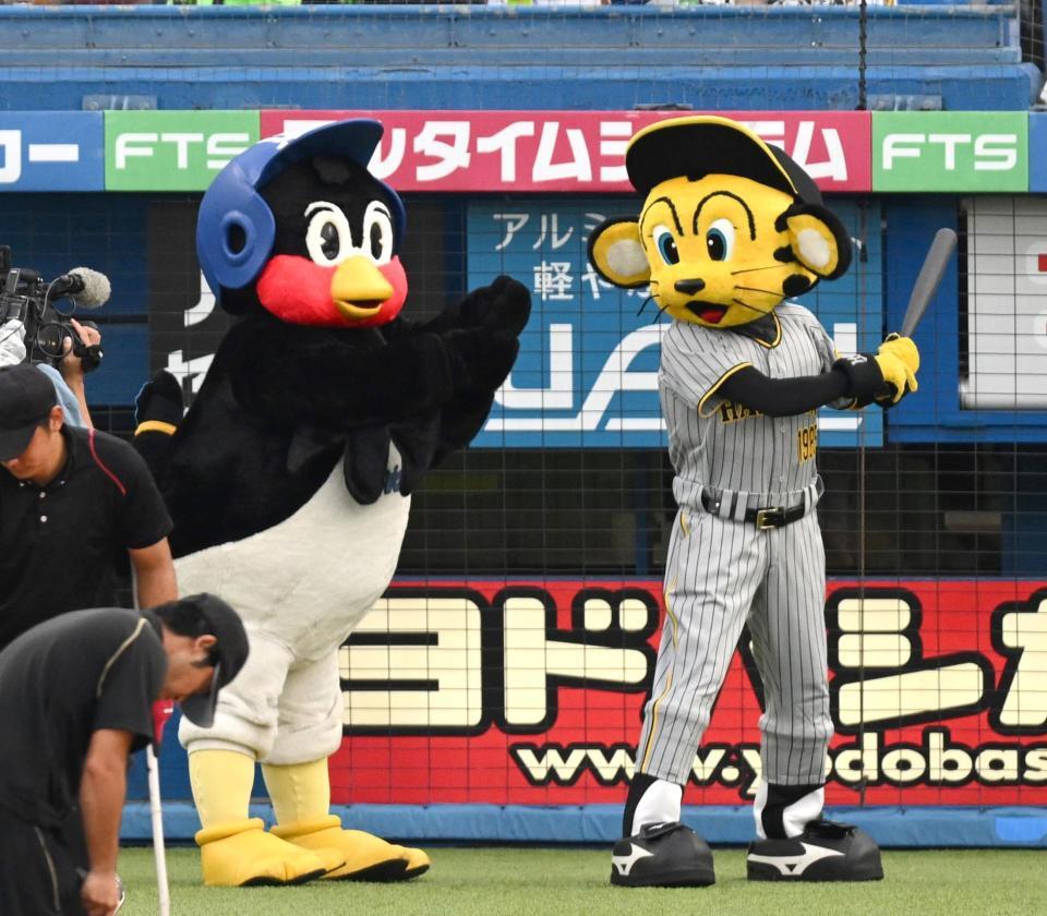 　試合前にファンを盛り上げるつば九郎（左）とトラッキー＝２０２３年９月