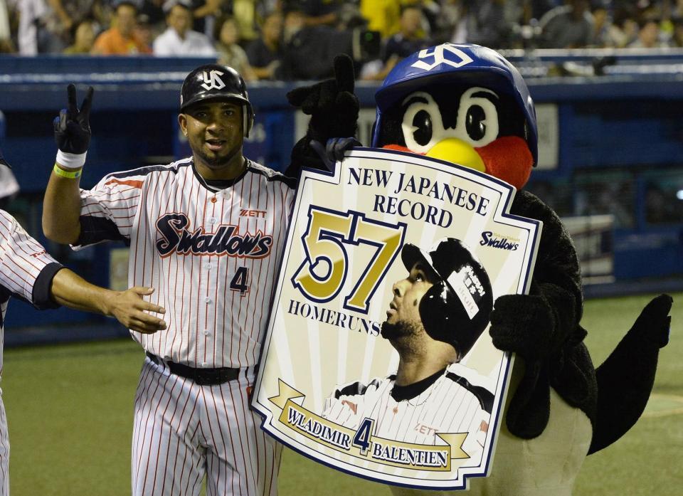 　日本記録を更新する５７号ソロを放ったバレンティン（左）は、つば九郎といっしょにＶサイン＝２０１３年９月