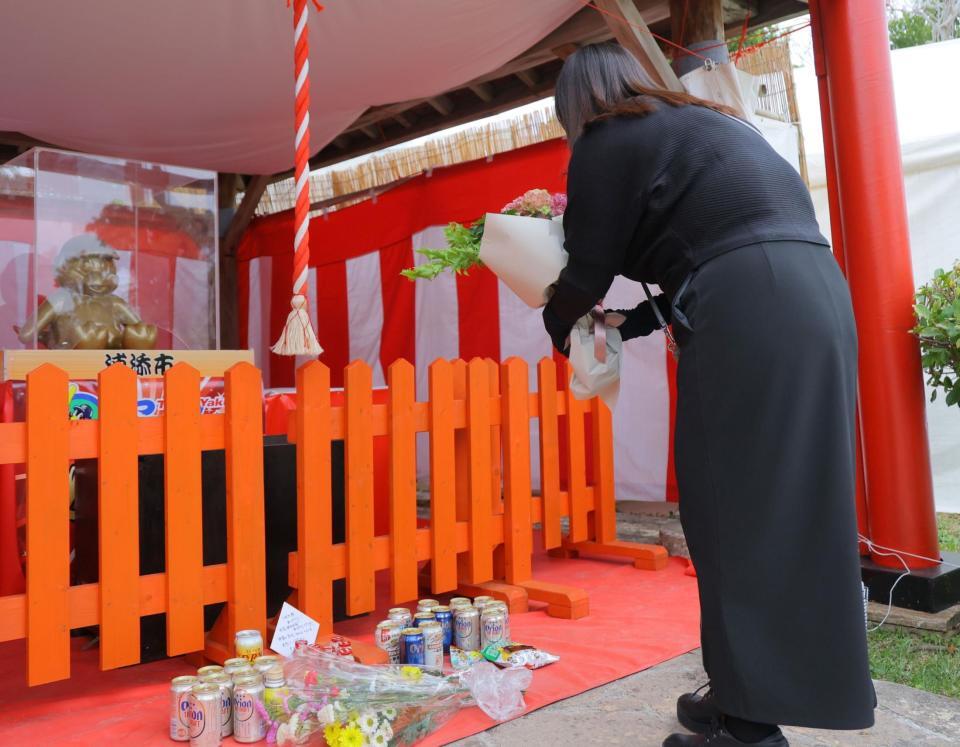 　涙ながらに献花する、つば九郎が大好きなファン（撮影・吉澤敬太）