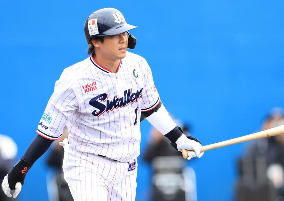 　３回、つば九郎のキャンプテンマークを胸に右前打を放つ山田（撮影・吉澤敬太）