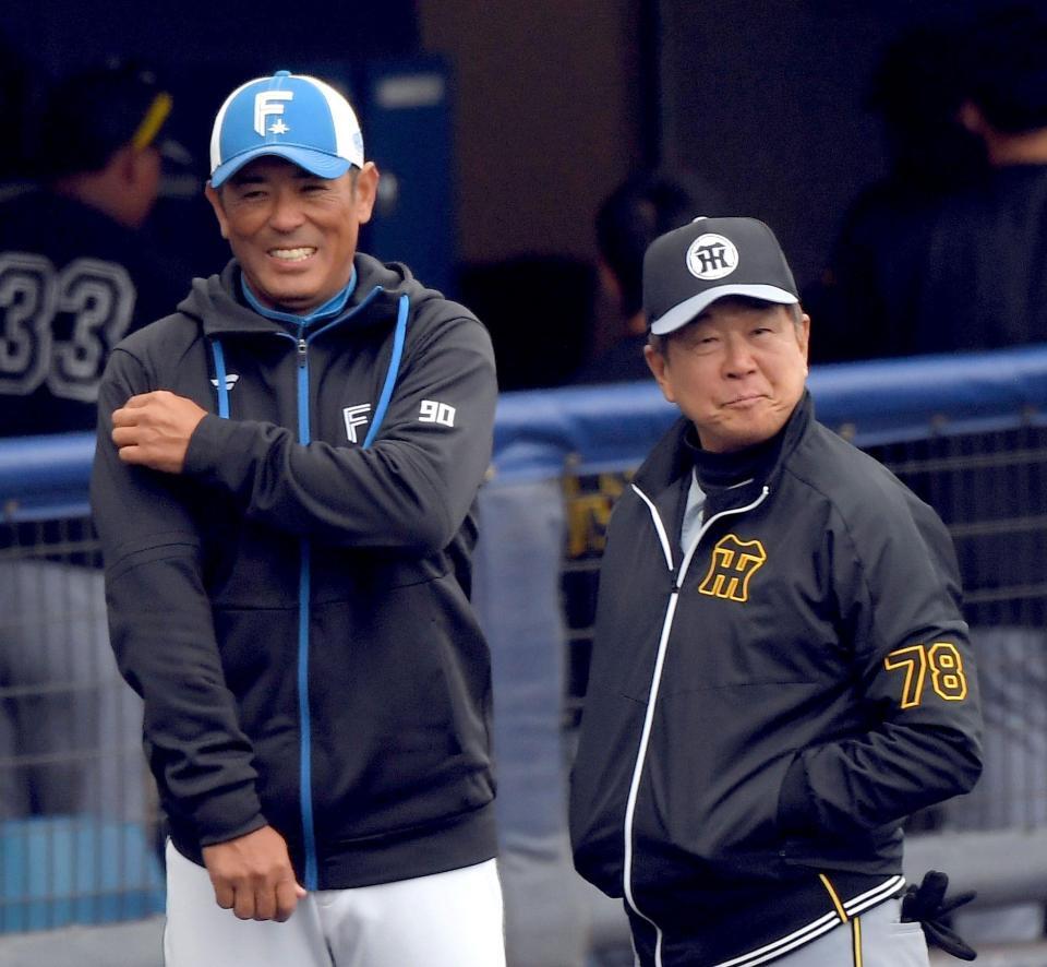 　談笑する平田２軍監督（右）と稲葉ファーム監督（撮影・佐藤厚）