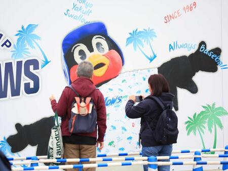 　キャンプ地のつば九郎の写真を撮影するファン