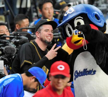 　試合後、つば九郎と記念撮影するメッセンジャー（２０１８年７月）