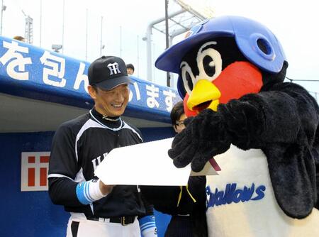 　つば九郎からサインを頼まれる金本（２０１４年９月）