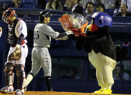 　通算２５０号となる逆転左越え３ランを放ち、つば九郎に祝福される新井（２０１１年９月）