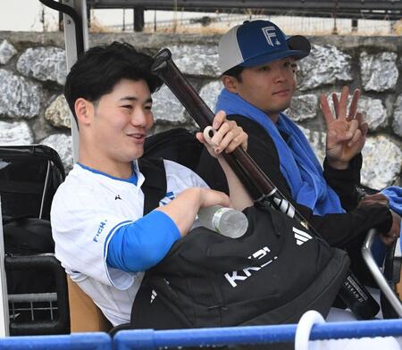 　カートで移動する清宮幸（左）＝撮影・佐藤厚