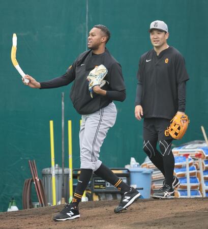 　調整するマルティネス。右は田中将