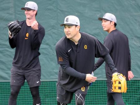 　ブルペンでノックを受ける田中将