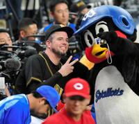 　試合後、つば九郎と記念撮影するメッセンジャー（２０１８年７月）