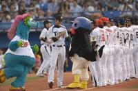 　試合前のセレモニーでヤクルトのマスコットのつば九郎とグータッチを交わす藤浪（２０１３年７月）