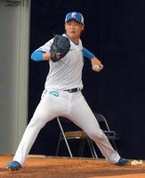 　ブルペンで投球する山崎（撮影・佐藤厚）