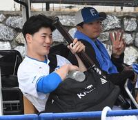 　カートで移動する清宮幸（左）＝撮影・佐藤厚