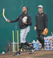 　調整するマルティネス。右は田中将