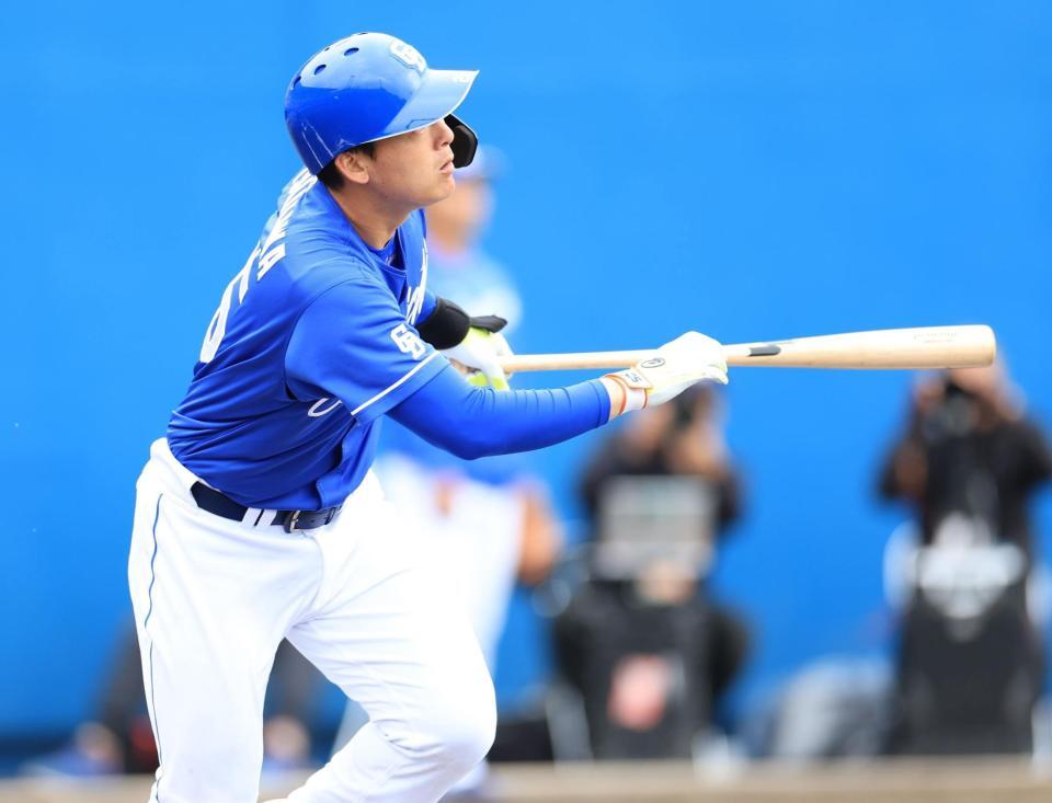 　６回、右中間越えにソロを放つ石川昂（撮影・吉澤敬太）