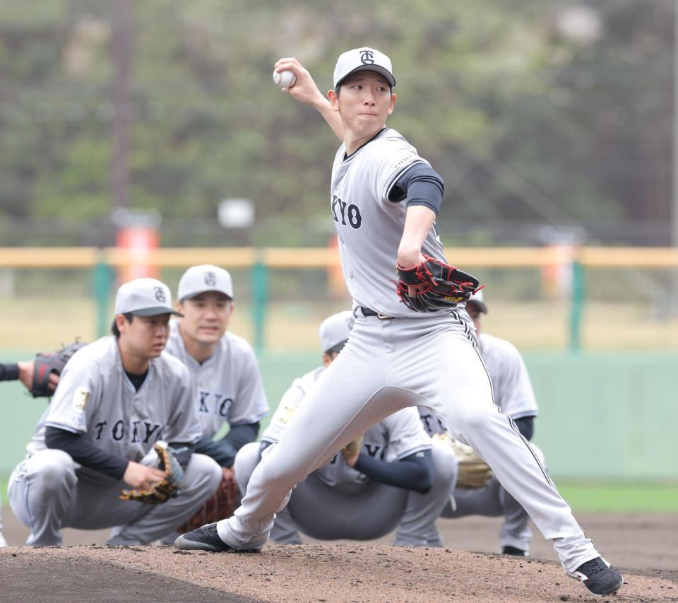 　投内連係で投球する戸郷（撮影・西岡正）