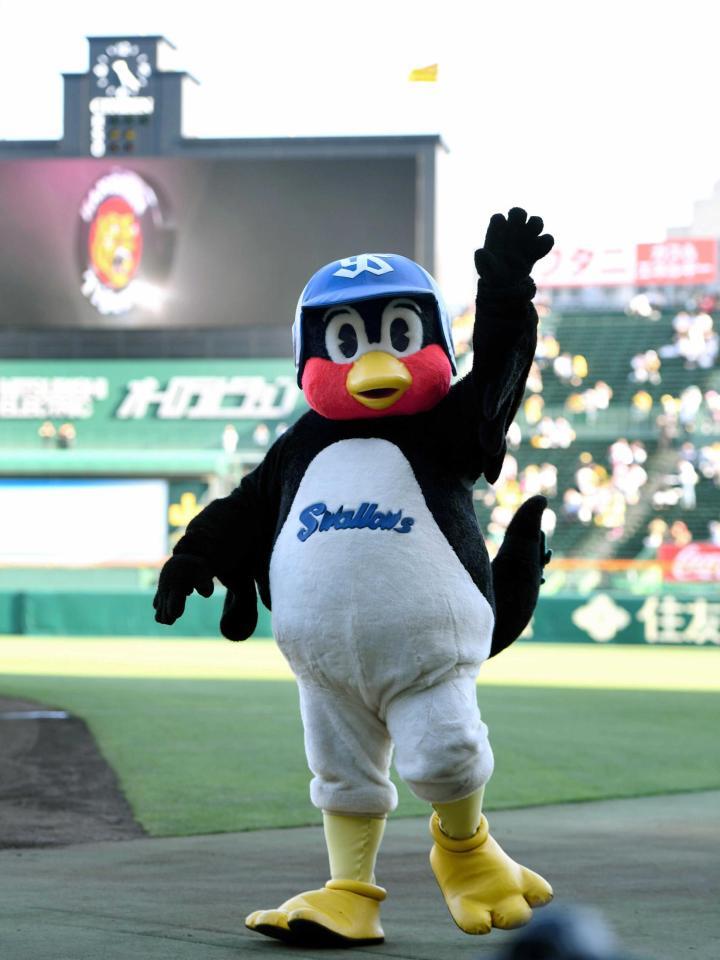 　甲子園でファンに手を振るつば九郎（２０１９年）