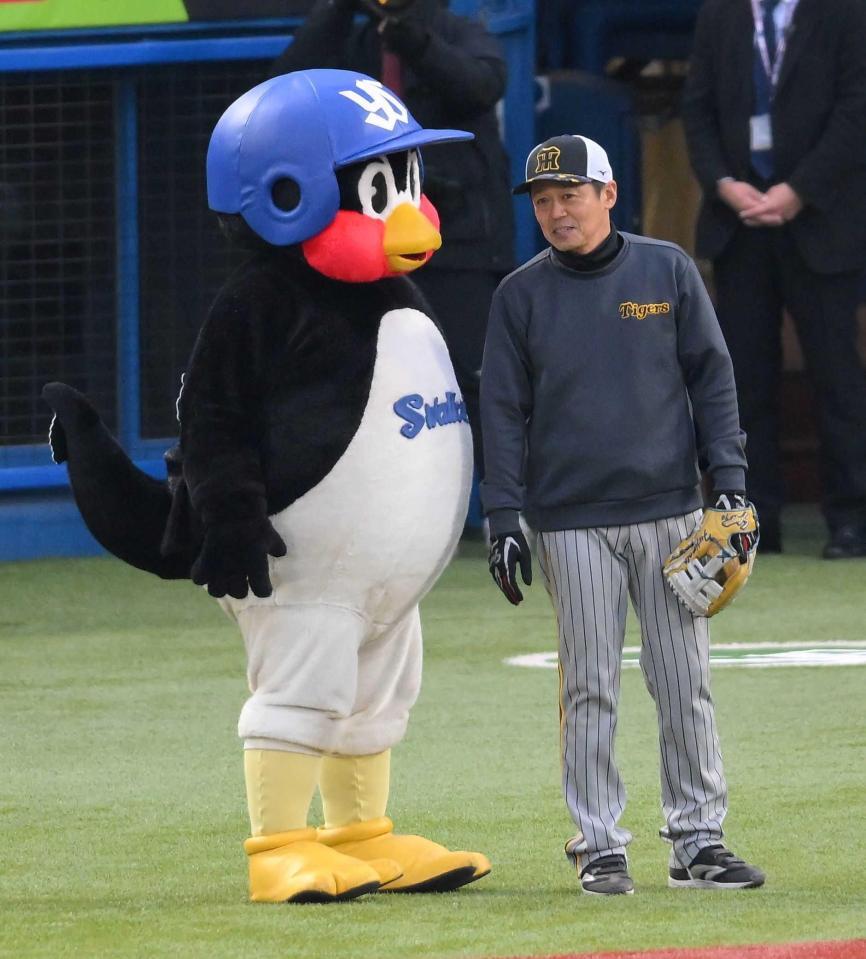 　試合前、つば九郎（左）に話しかける藤本コーチ（２０２４年４月）
