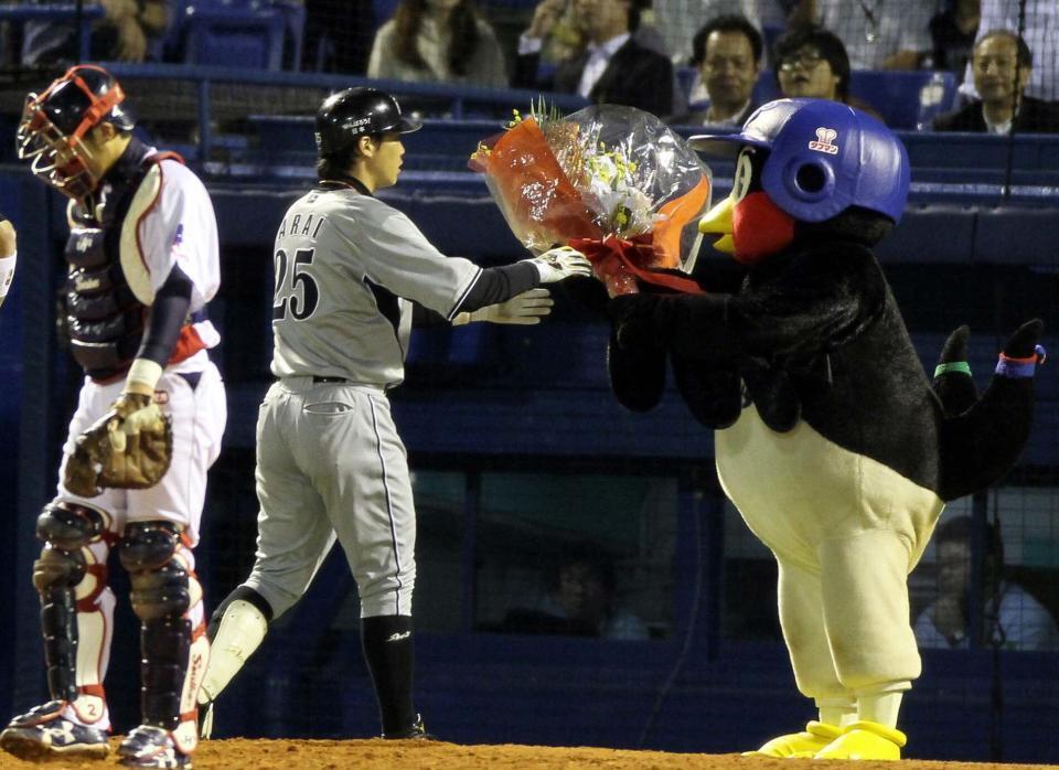 　通算２５０号となる逆転左越え３ランを放ち、つば九郎に祝福される新井（２０１１年９月）