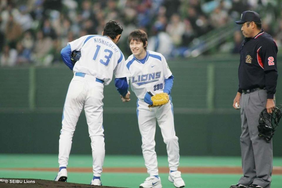 　０７年開幕戦で始球式を務めたウエンツ瑛士が西武開幕投手の西口（１３）と握手（球団提供）