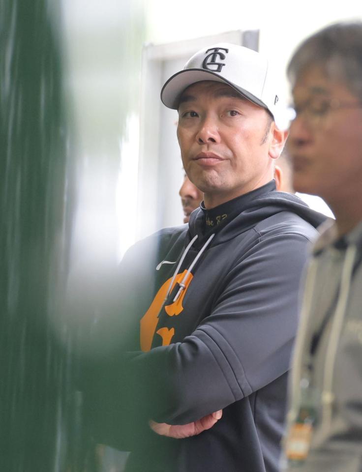 　選手の動きを見る阿部監督（撮影・西岡正）