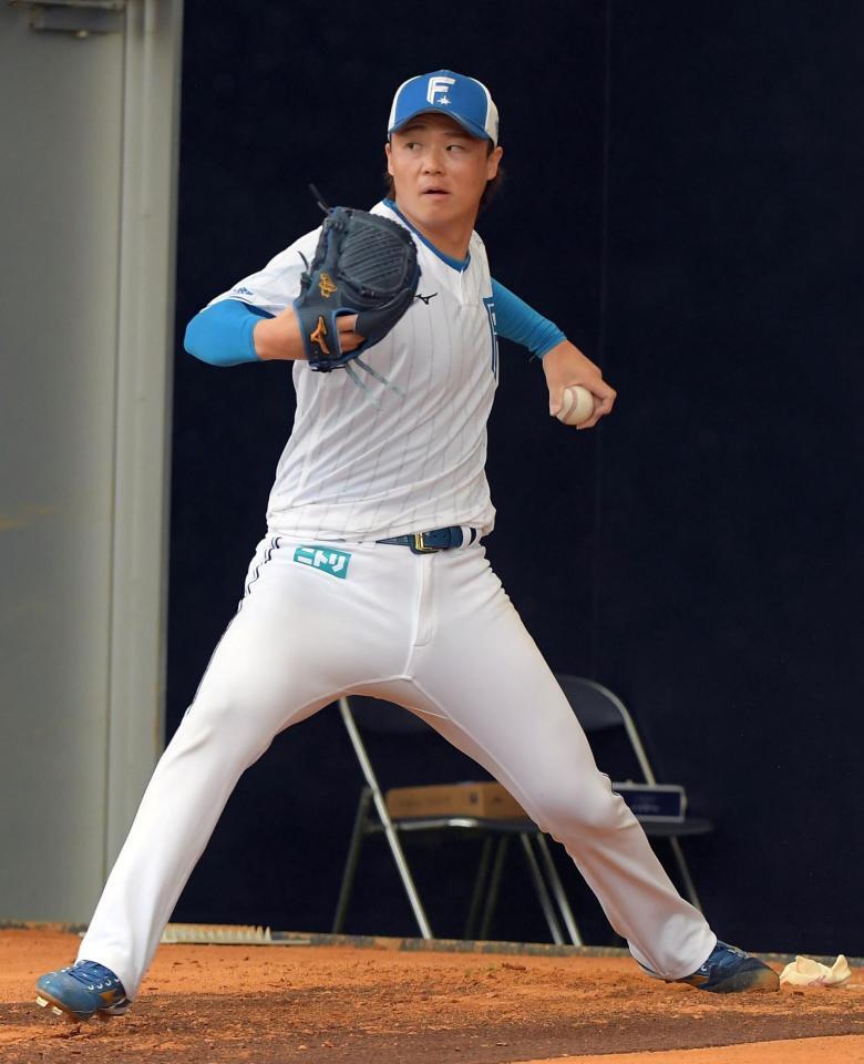 　ブルペンで投球する山崎（撮影・佐藤厚）