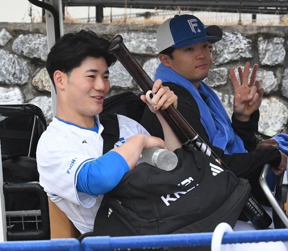 　カートで移動する清宮幸（左）＝撮影・佐藤厚