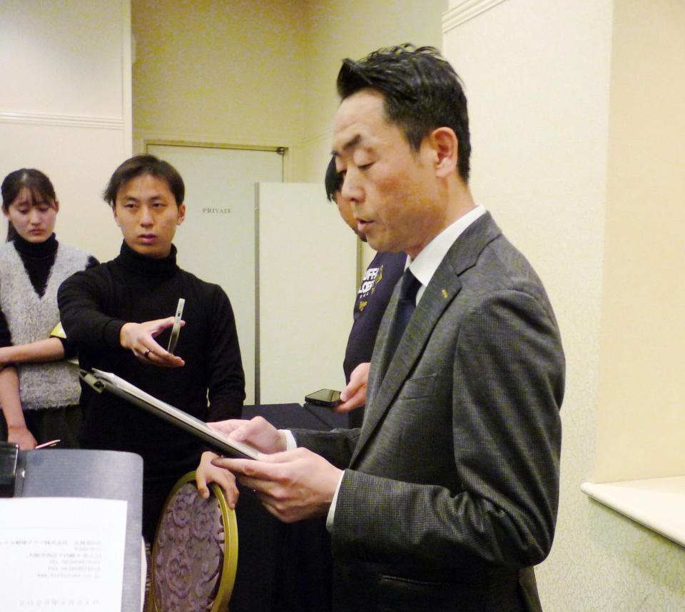 　宮崎市内で取材に応じたオリックスの後藤広報宣伝部長