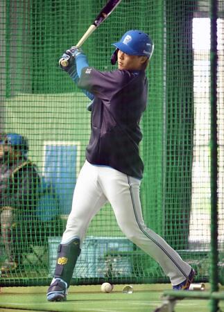 　室内で打撃練習する山崎＝９日