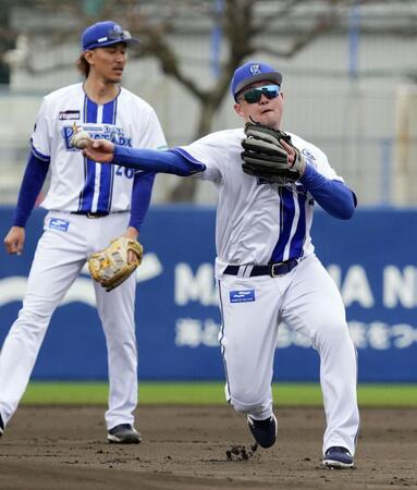 　守備練習する牧。奥は三森