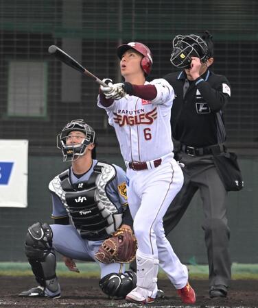 　４回、３ランを放つ村林（撮影・飯室逸平）