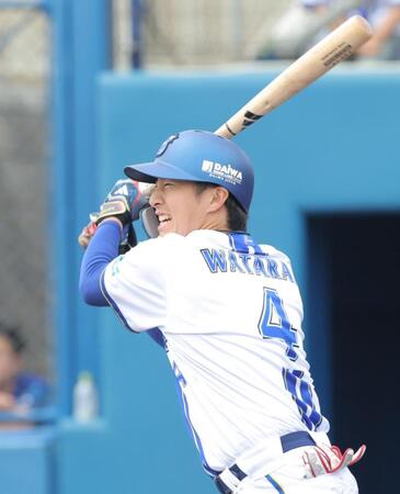 　４回、投手適時安打を放つ度会（撮影・西岡正）