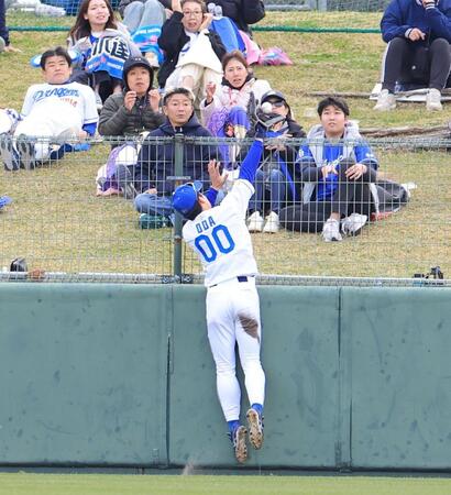 　９回、山本の打球に右翼手の尾田が手を伸ばすも捕球できず、満塁弾になる（撮影・吉澤敬太）