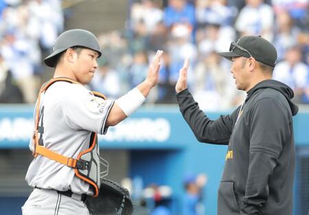 　逆転３ランを放った大城卓（左）を迎える阿部監督（撮影・西岡正）