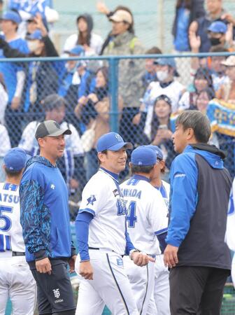 　引き揚げる三浦監督（中央）＝撮影・西岡正