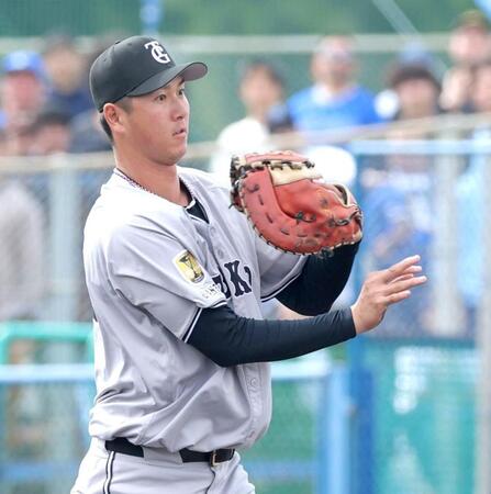 　６回、京田のゴロを捕球するも一塁へ悪送球する秋広（撮影・西岡正）