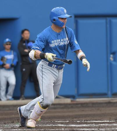 　３回、２番・清宮幸は右前打を放つ（撮影・佐藤厚）