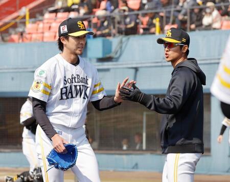 　２回を無得点に抑えナインとタッチする先発の上沢（左）