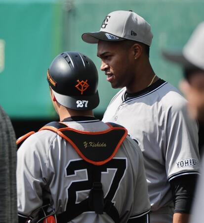 　ライブＢＰの登板後、岸田（左）と話すマルティネス